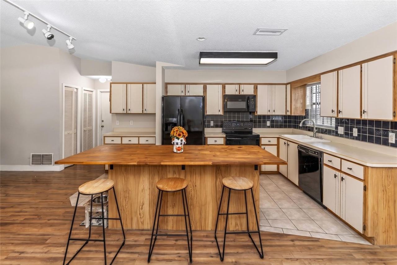 Photo 4 of 2512 Pine Tree Dr, Edgewater, FL 32141