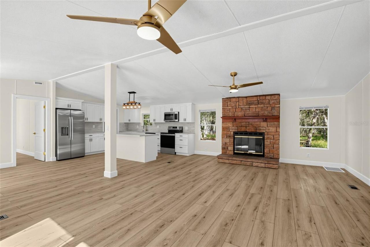 Photo 4 of 124 Hour Glass Cir, Hawthorne, FL 32640