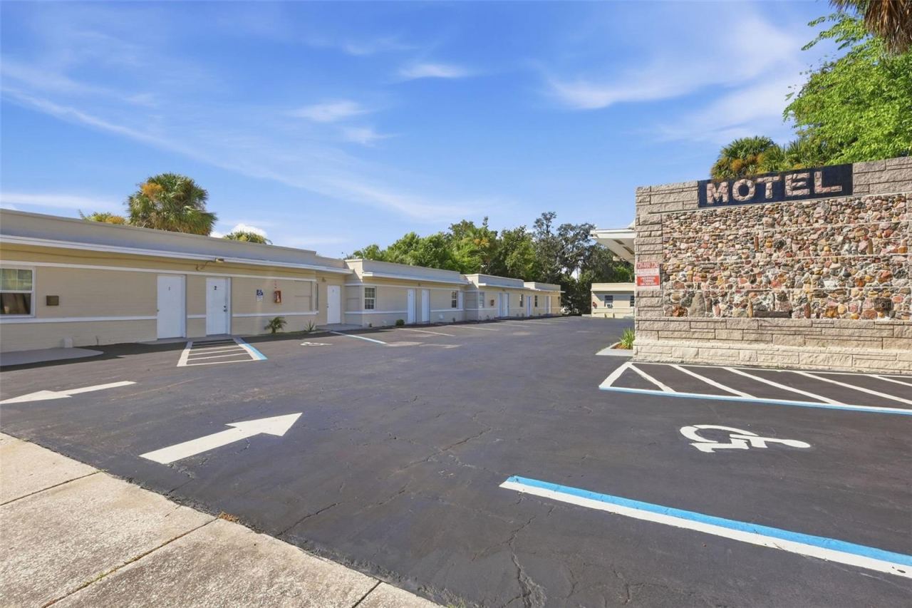 Photo 4 of 828 Ridgewood Ave, Holly Hill, FL 32117