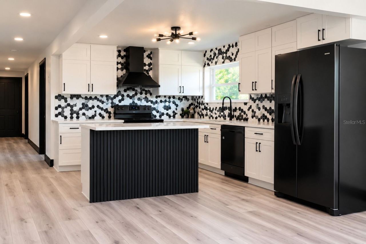 Photo 5 of 334 W Beresford Rd, Deland, FL 32720