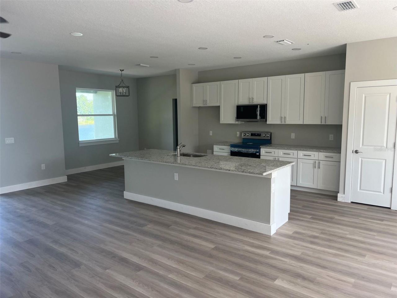 Photo 4 of 1355 W Hartley Cir, Deltona, FL 32725