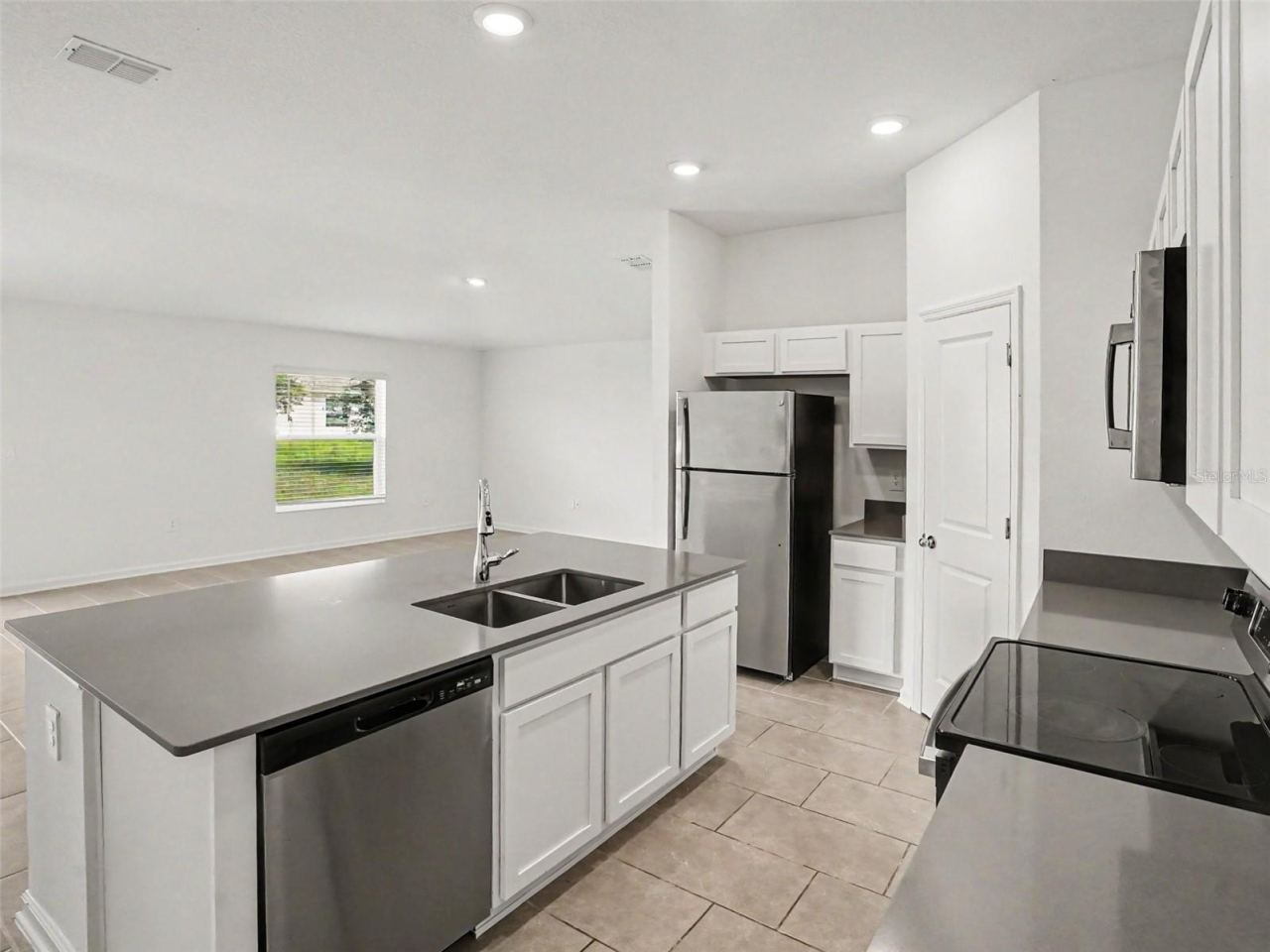 Photo 4 of 3085 Blue Bonnet Ln, Osteen, FL 32764