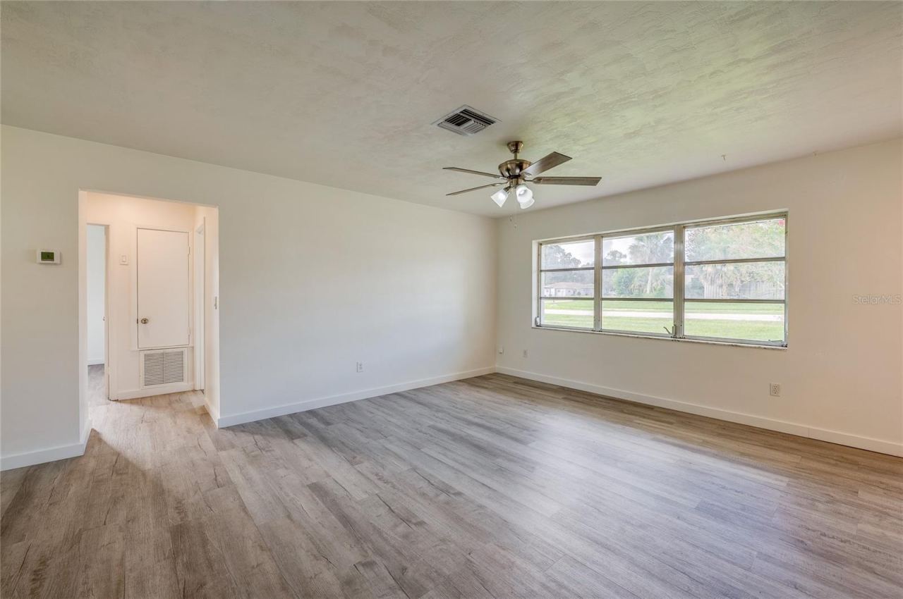 Photo 4 of 971 N Waycross Cir, Deltona, FL 32725