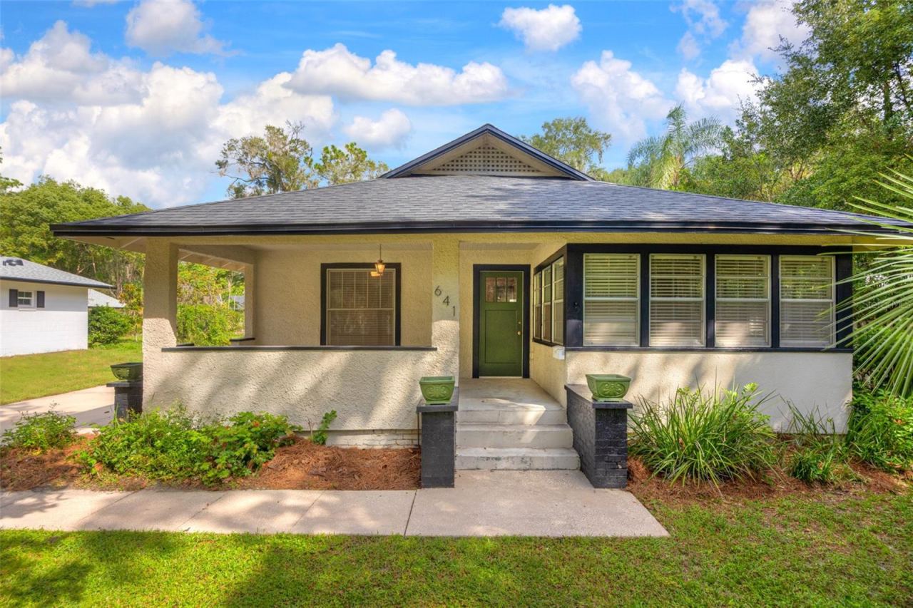 Photo 5 of 641 E Pennsylvania Ave, Deland, FL 32724