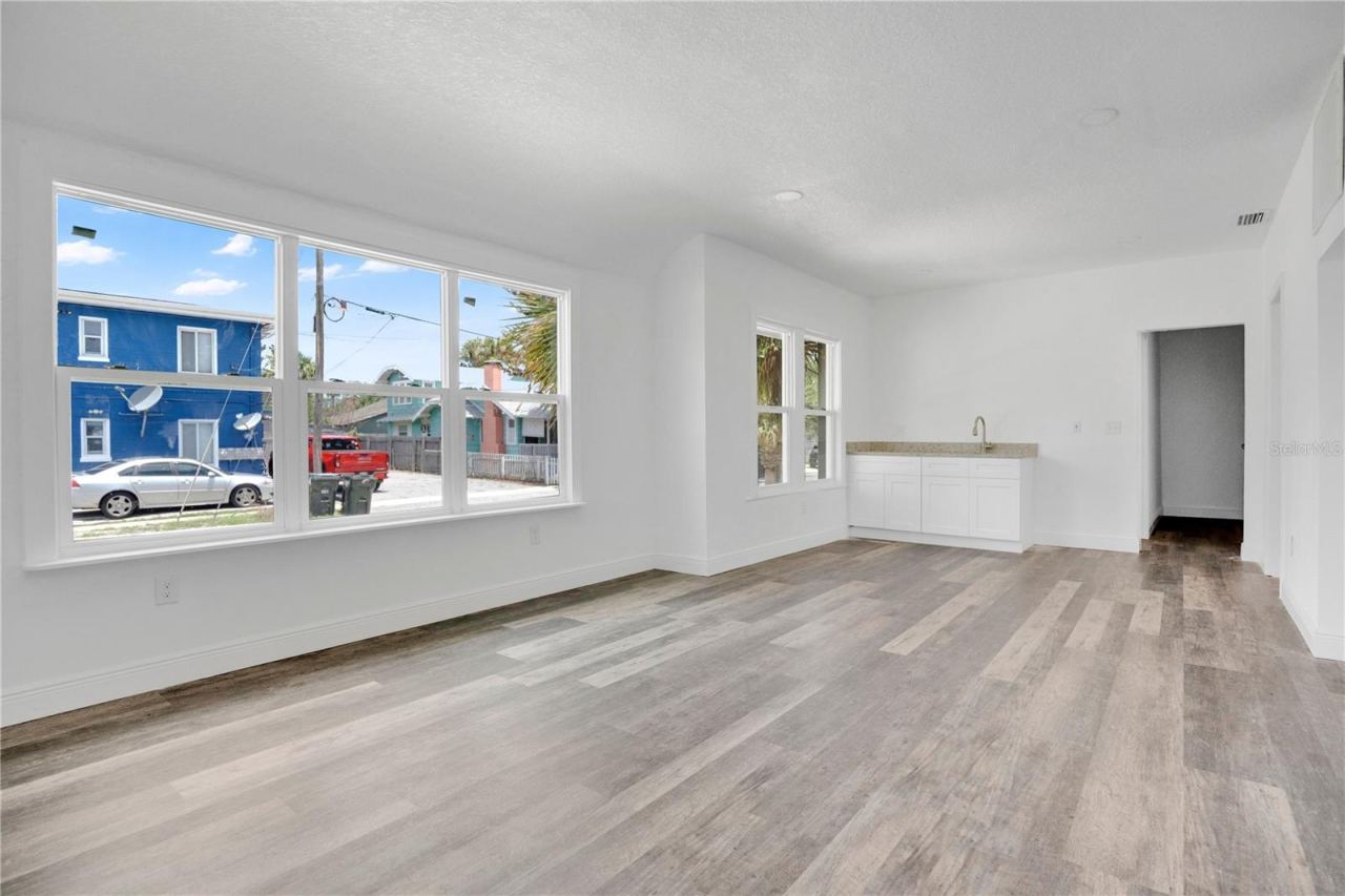 Photo 4 of 547 N Ridgewood Ave, Daytona Beach, FL 32114
