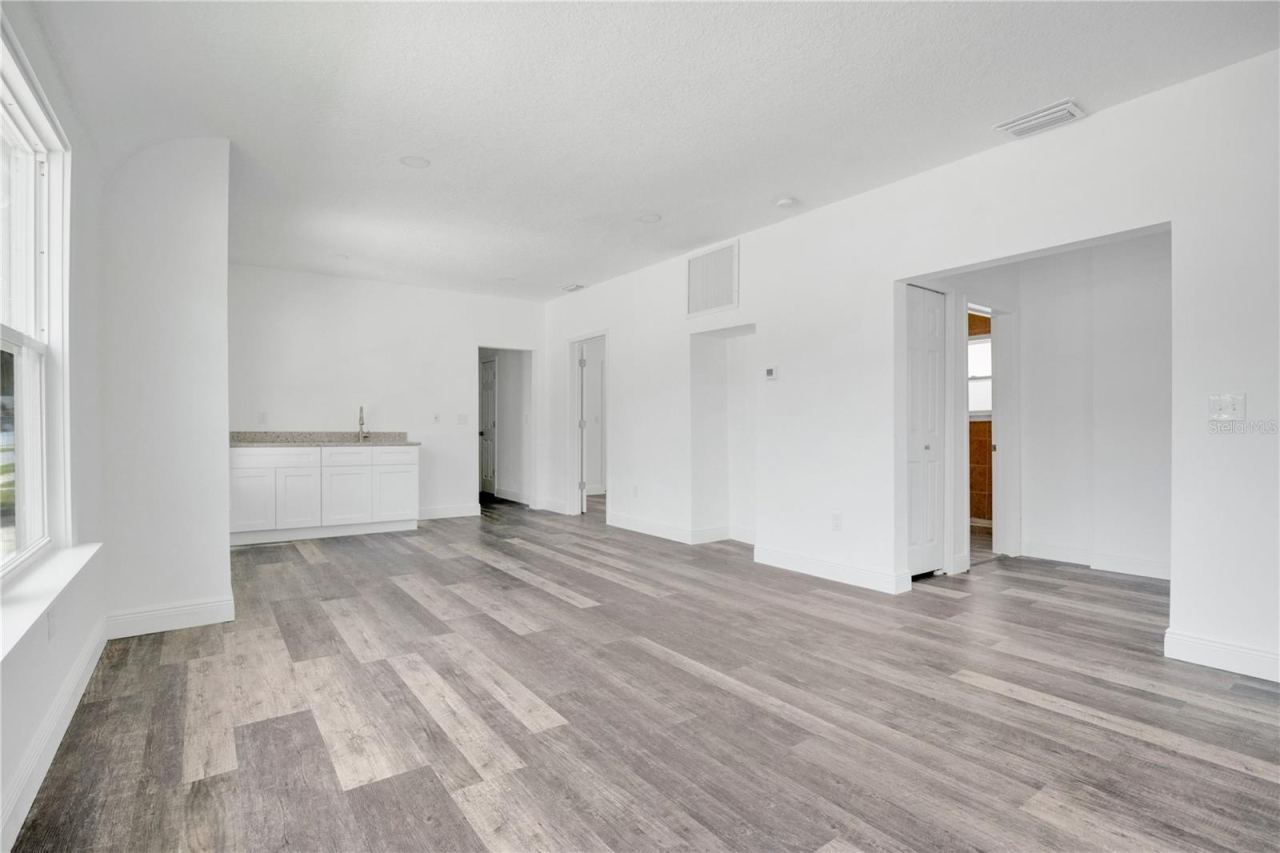 Photo 5 of 547 N Ridgewood Ave, Daytona Beach, FL 32114