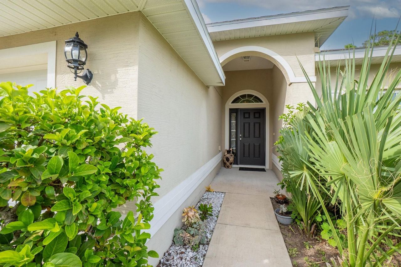 Photo 2 of 33 Ranshire Ln, Palm Coast, FL 32164