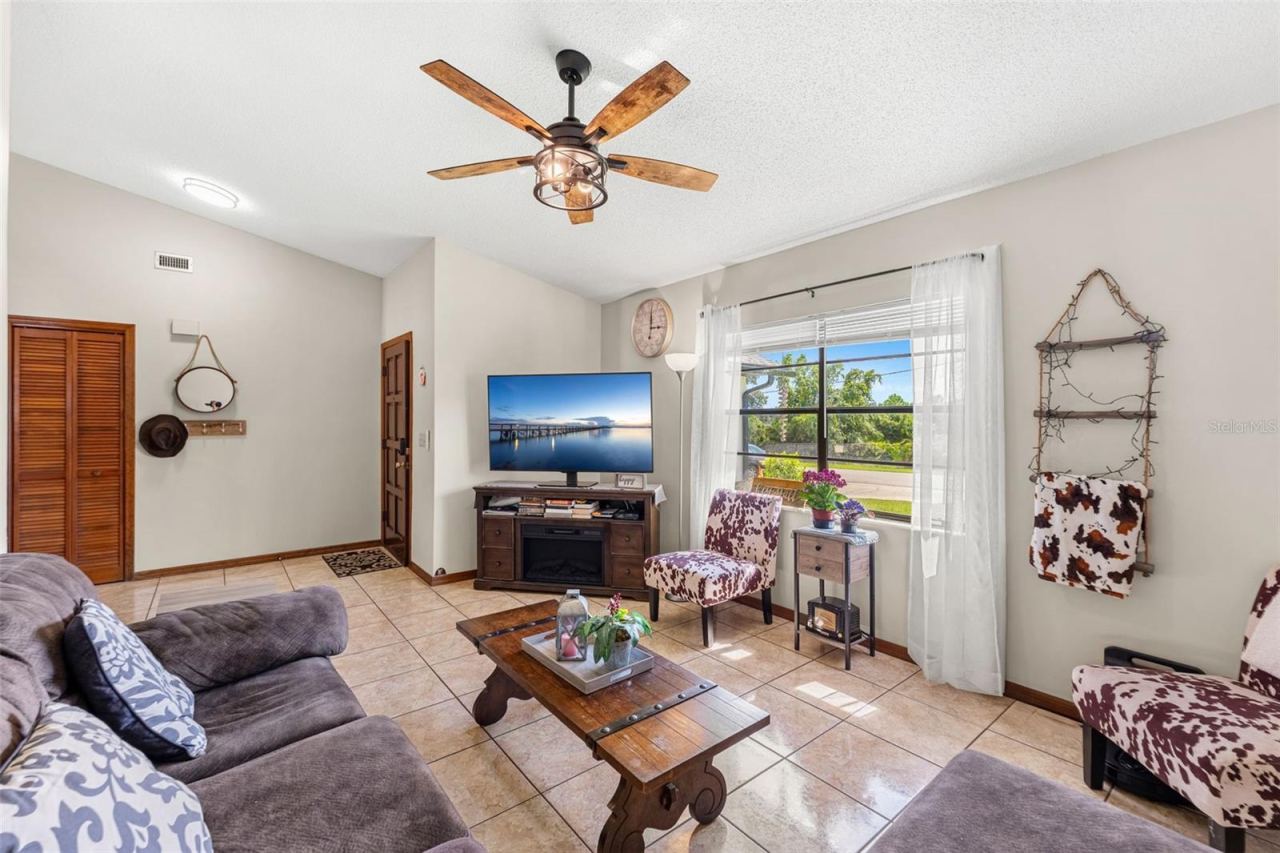 Photo 4 of 604 Tradewinds Dr, Deltona, FL 32738