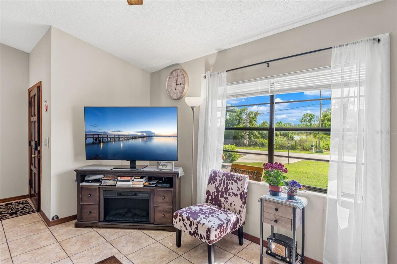 Photo 5 of 604 Tradewinds Dr, Deltona, FL 32738