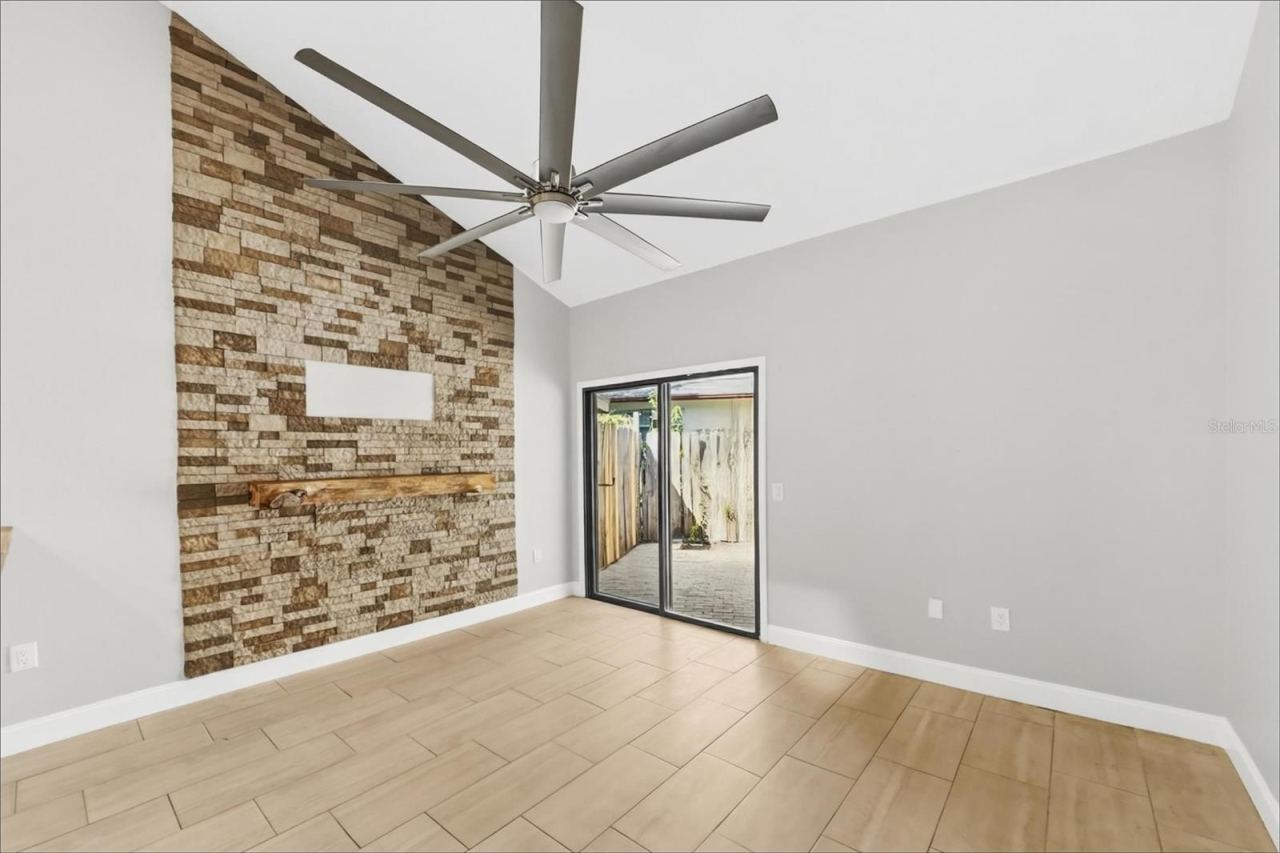 Photo 2 of 101 N Hill Ave #2, Deland, FL 32724