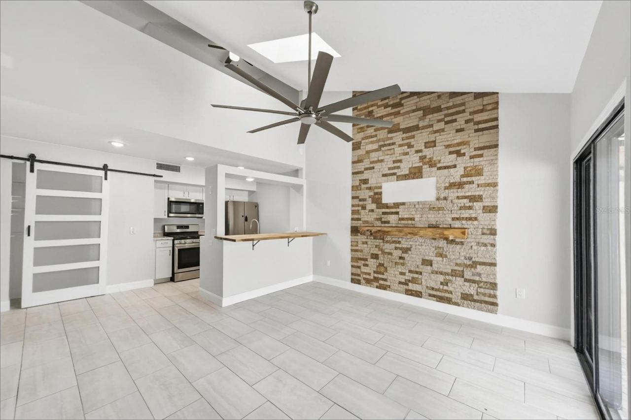 Photo 3 of 101 N Hill Ave #2, Deland, FL 32724