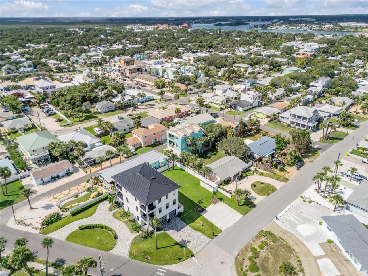 Photo 4 of 407 Lincoln Ave, New Smyrna Beach, FL 32169