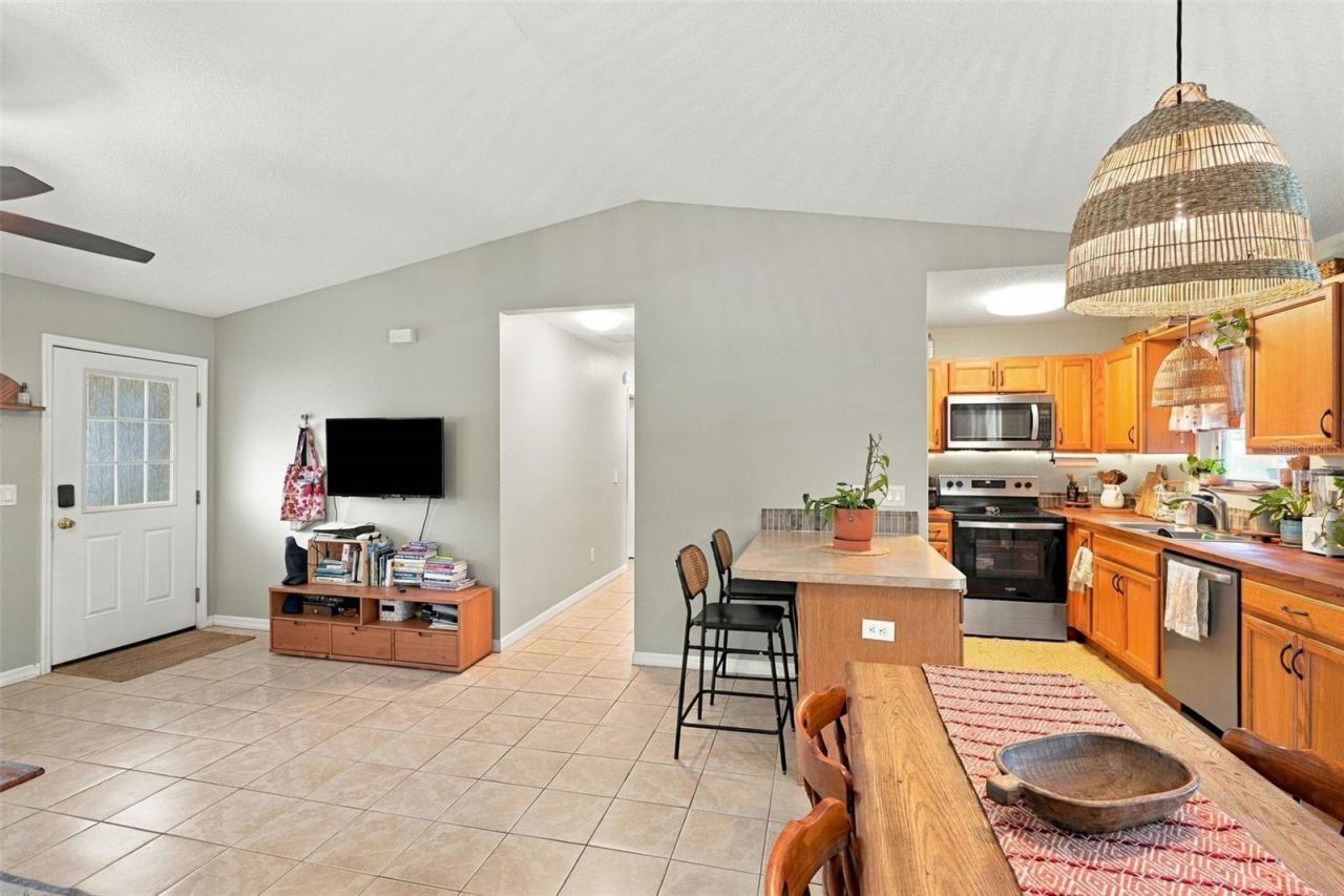Photo 5 of 637 Pratt St, Deland, FL 32720