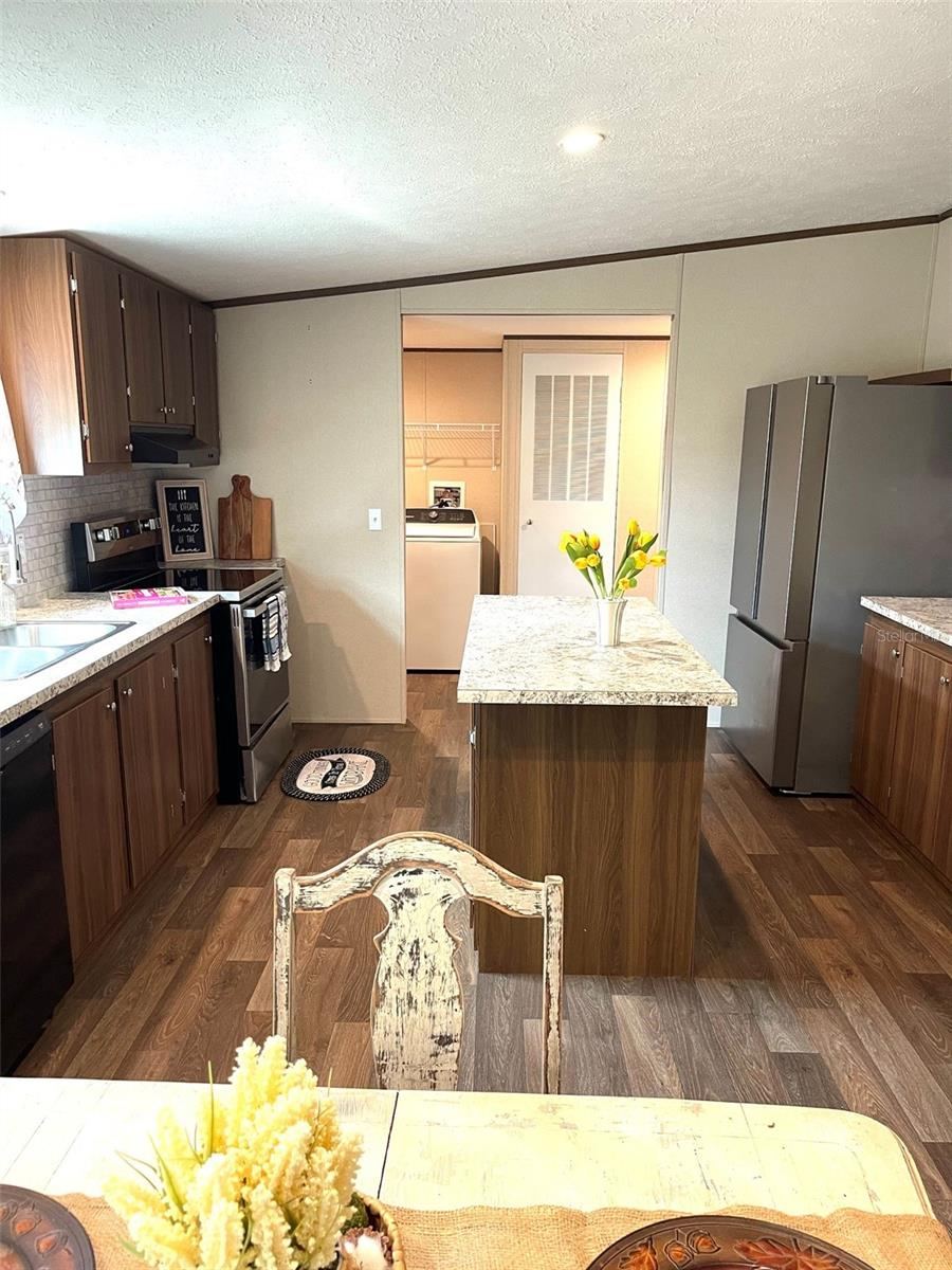 Photo 4 of 453 Old Hawthorne Rd, Hawthorne, FL 32640
