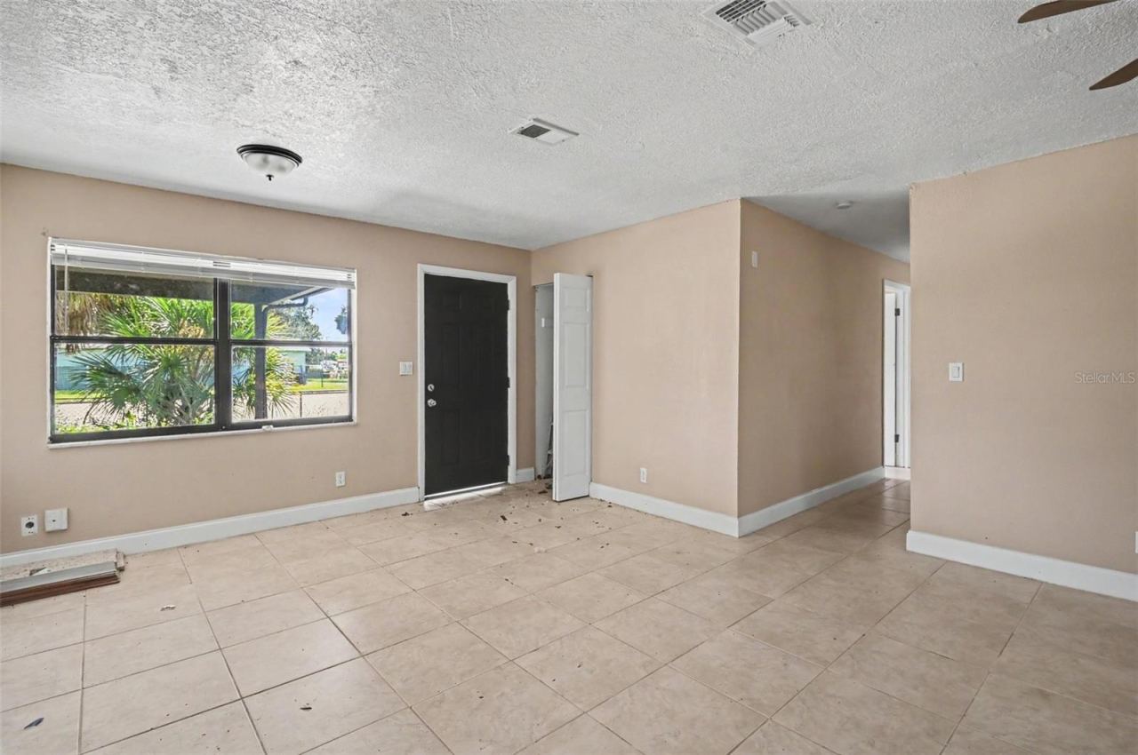 Photo 5 of 425 Walnut St, Daytona Beach, FL 32114