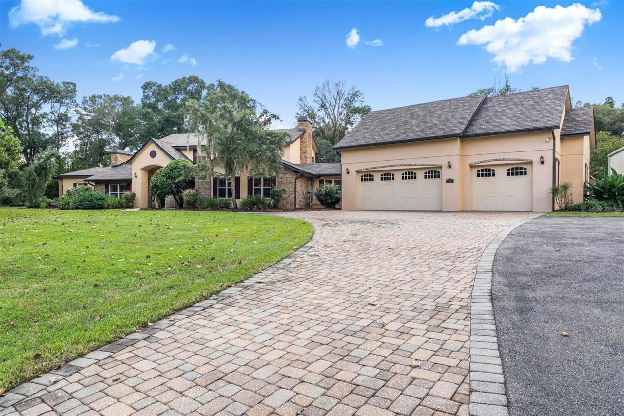 Photo 4 of 2150 W Dale Cir, Deland, FL 32720