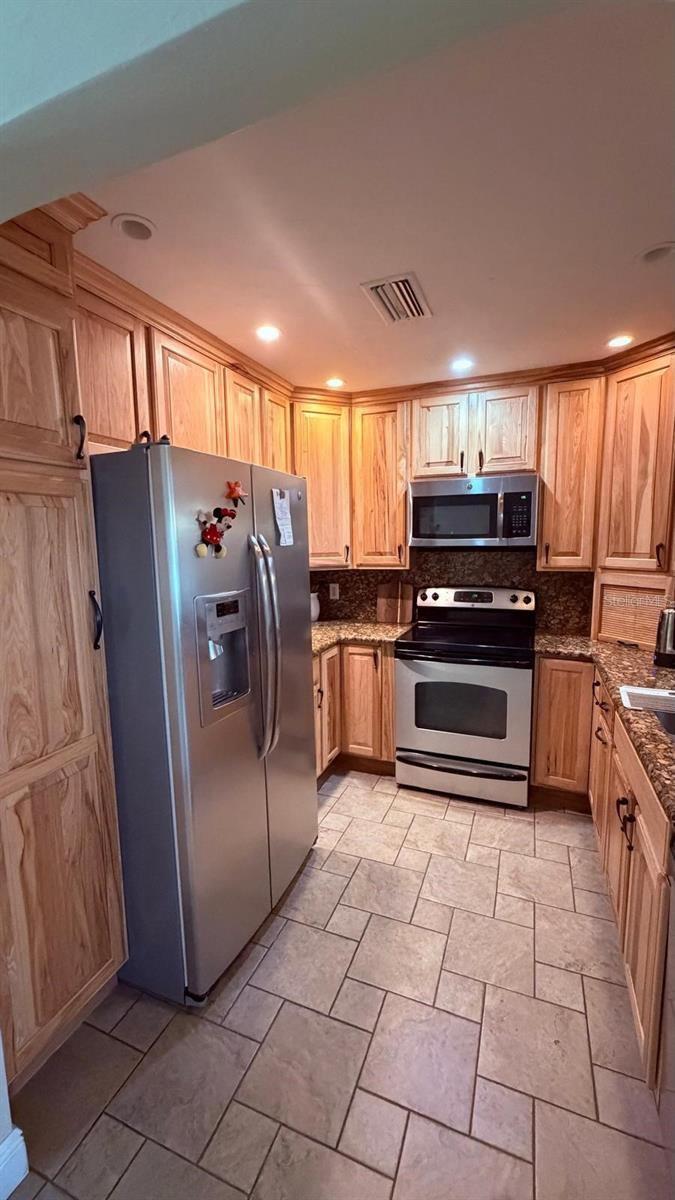 Photo 5 of 928 New Bedford Dr, Deland, FL 32724
