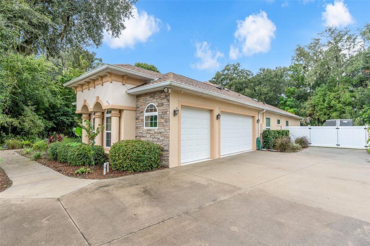 Photo 4 of 3384 Country Manor Dr, South Daytona, FL 32119
