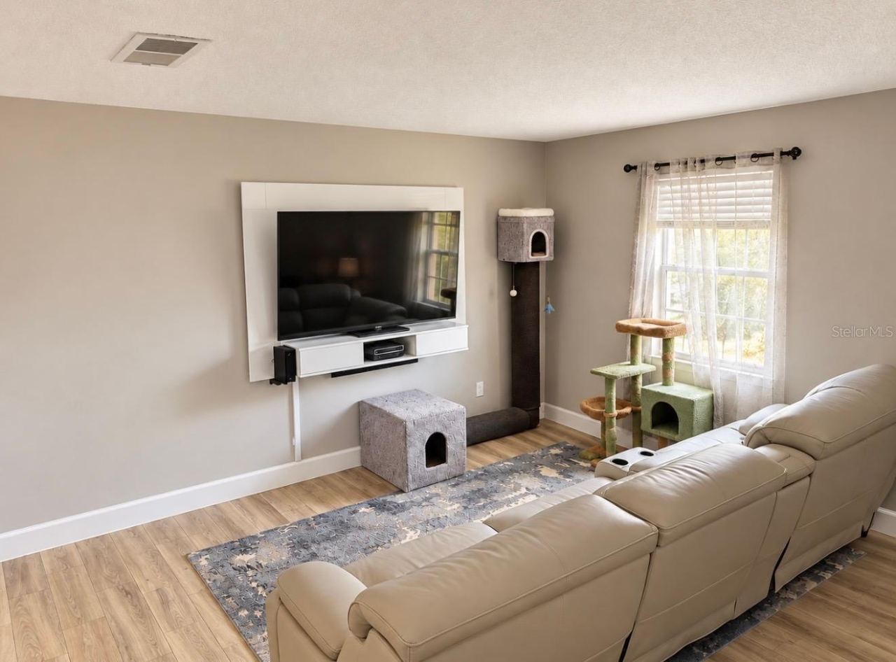 Photo 4 of 1315 E Voorhis Ave, Deland, FL 32724