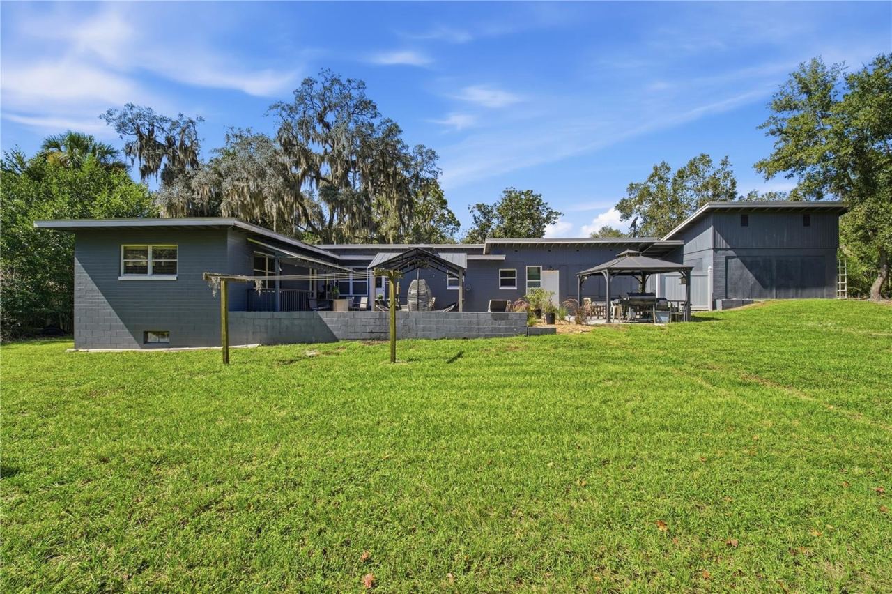 Photo 2 of 735 N Sans Souci Ave, Deland, FL 32720
