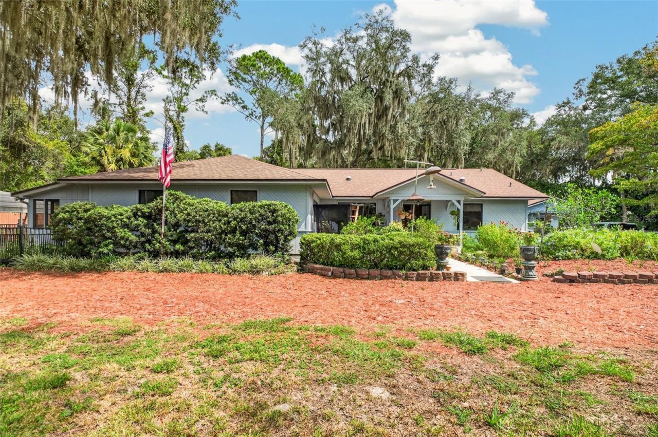 Photo 3 of 657 Se 2nd Ave, Melrose, FL 32666