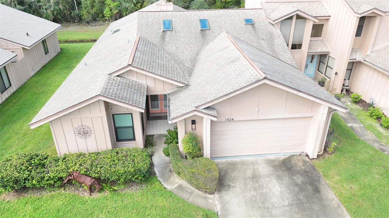 Photo 4 of 1924 Whisperwood Way, Port Orange, FL 32128