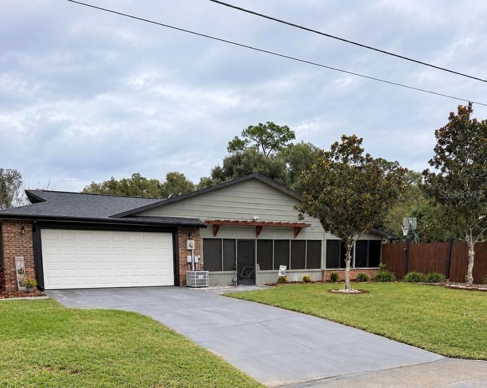 Photo 5 of 804 Lake Dr, Deland, FL 32724