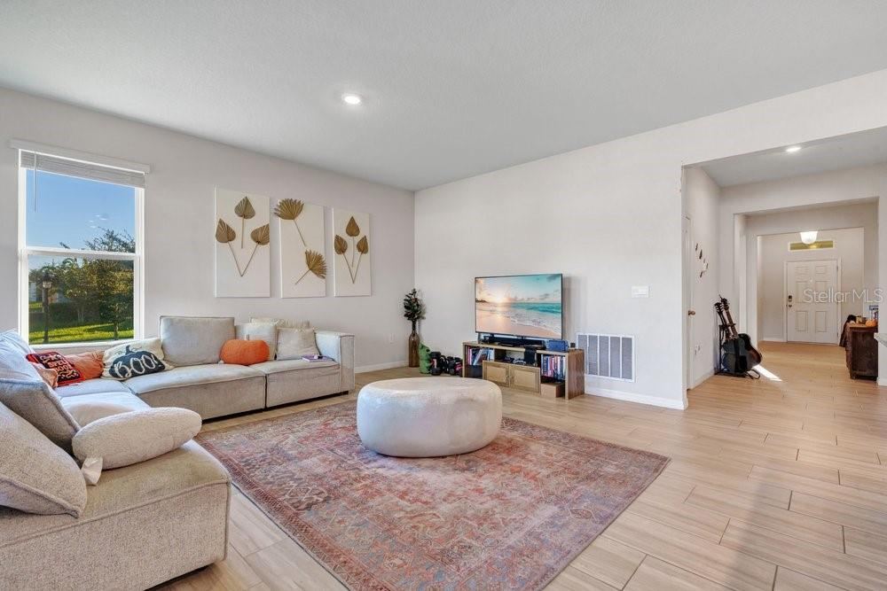 Photo 4 of 560 Shaelyn Pl, Deland, FL 32724