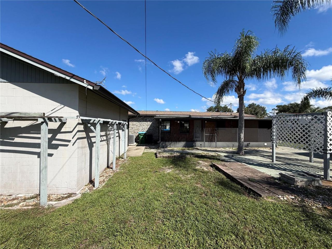 Photo 5 of 813 Halstead St, Deltona, FL 32725