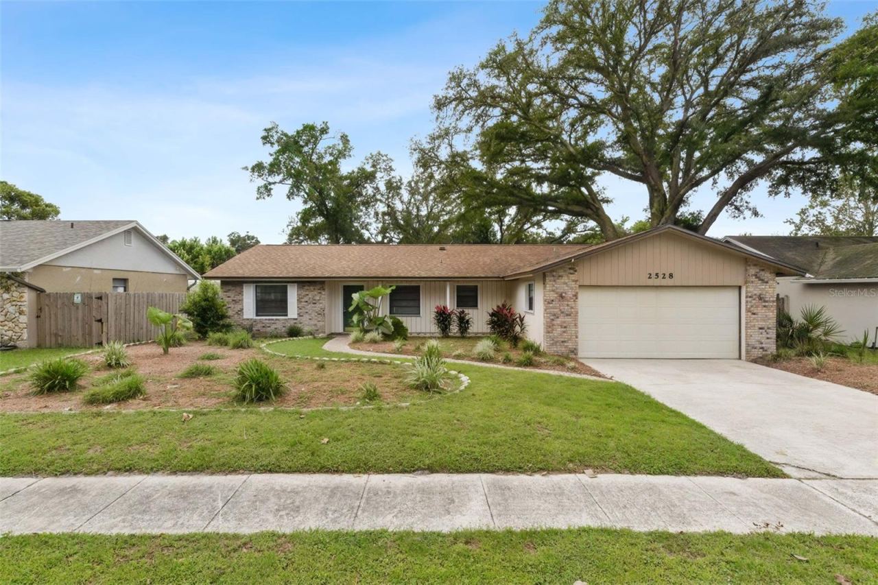 Photo 2 of 2528 Canterclub Trl, Apopka, FL 32712