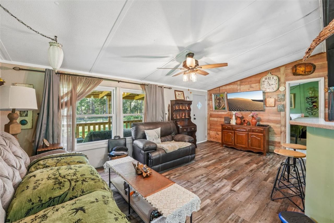Photo 5 of 879 Cousintown Rd, Interlachen, FL 32148