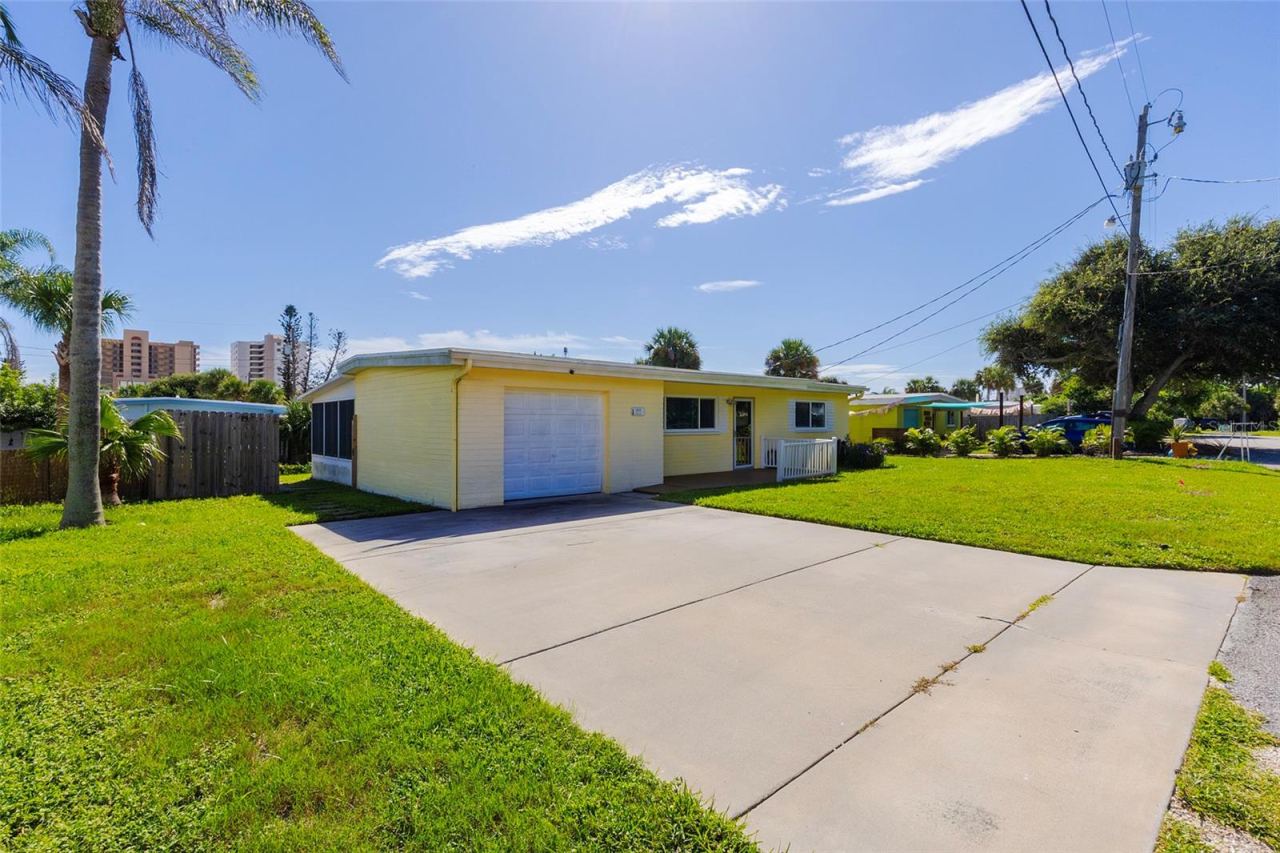Photo 2 of 3105 La Paloma Ave, Daytona Beach, FL 32118
