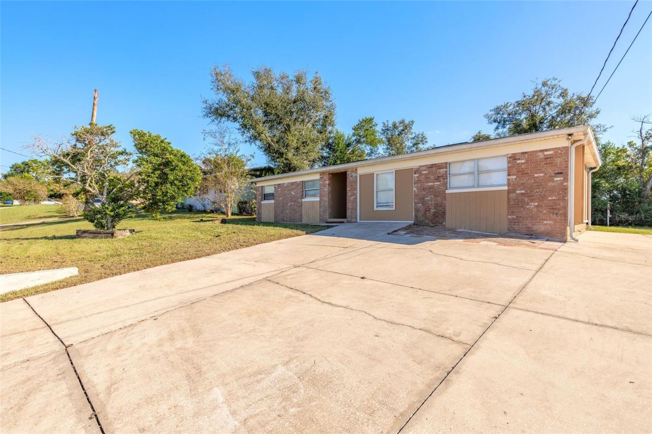 Photo 2 of 228 E Holly Dr, Orange City, FL 32763