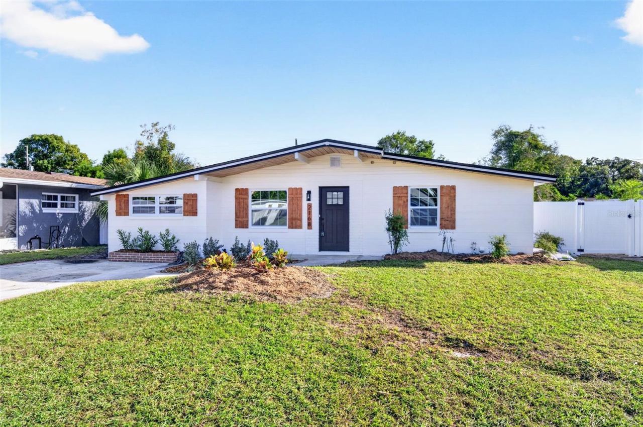Photo 2 of 2168 Ridge Dr, Winter Park, FL 32792