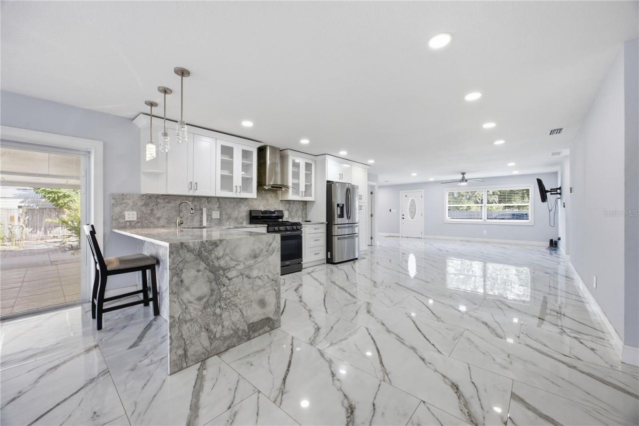 Photo 2 of 712 Virginia Ln, Apopka, FL 32703