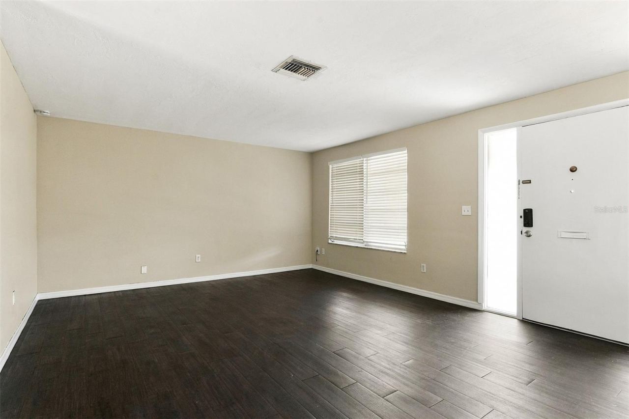 Photo 4 of 1336 W Hartley Cir, Deltona, FL 32725