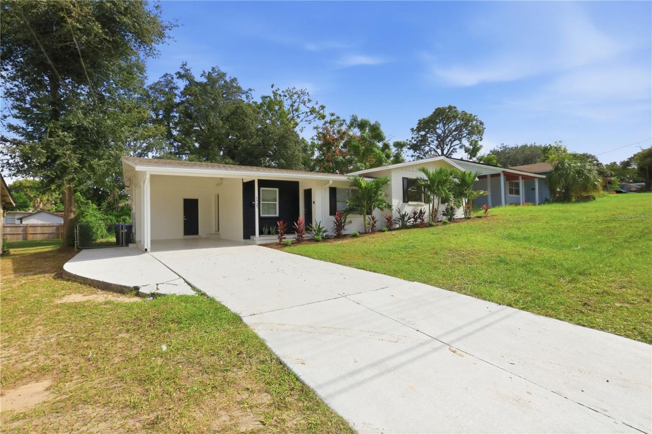 Photo 4 of 1727 N Powers Dr, Orlando, FL 32818