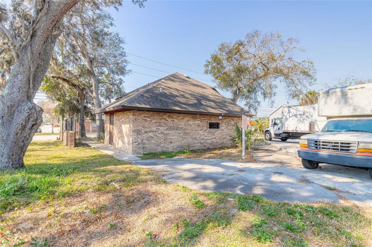 Photo 5 of 631 N Ridgewood Ave, Daytona Beach, FL 32114