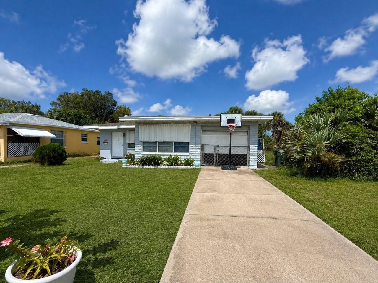 Photo 2 of 1517 N Grandview Ave, Daytona Beach, FL 32118