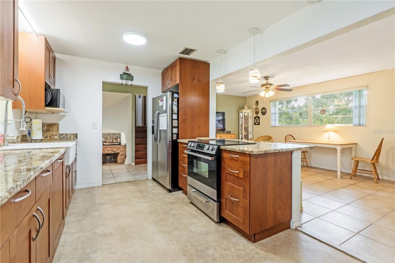 Photo 3 of 24 Oak St, Port Orange, FL 32127