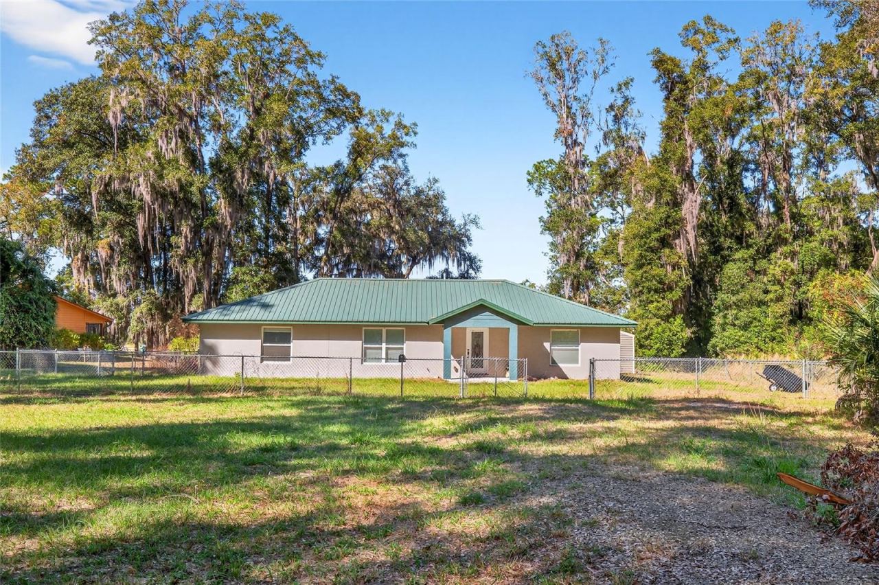 201 N West St, Interlachen