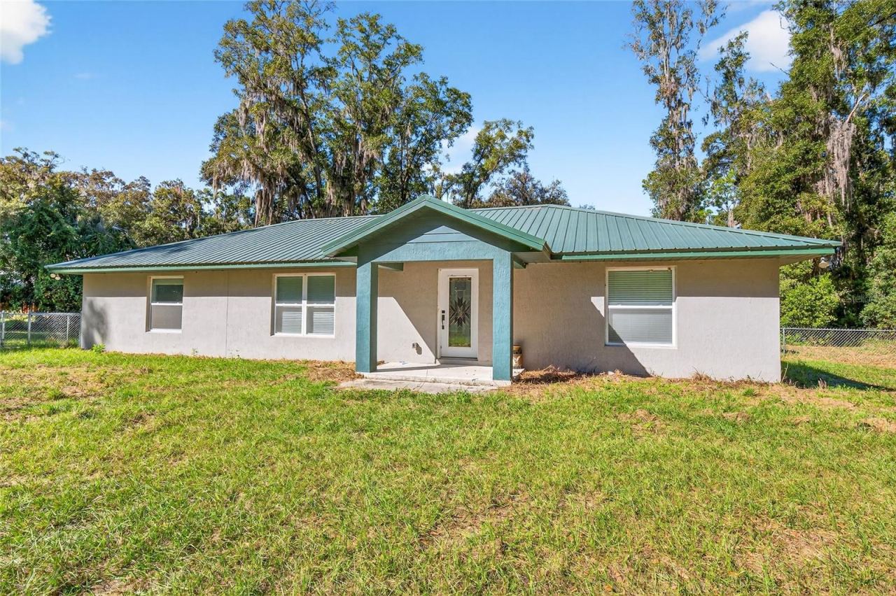 Photo 2 of 201 N West St, Interlachen, FL 32148