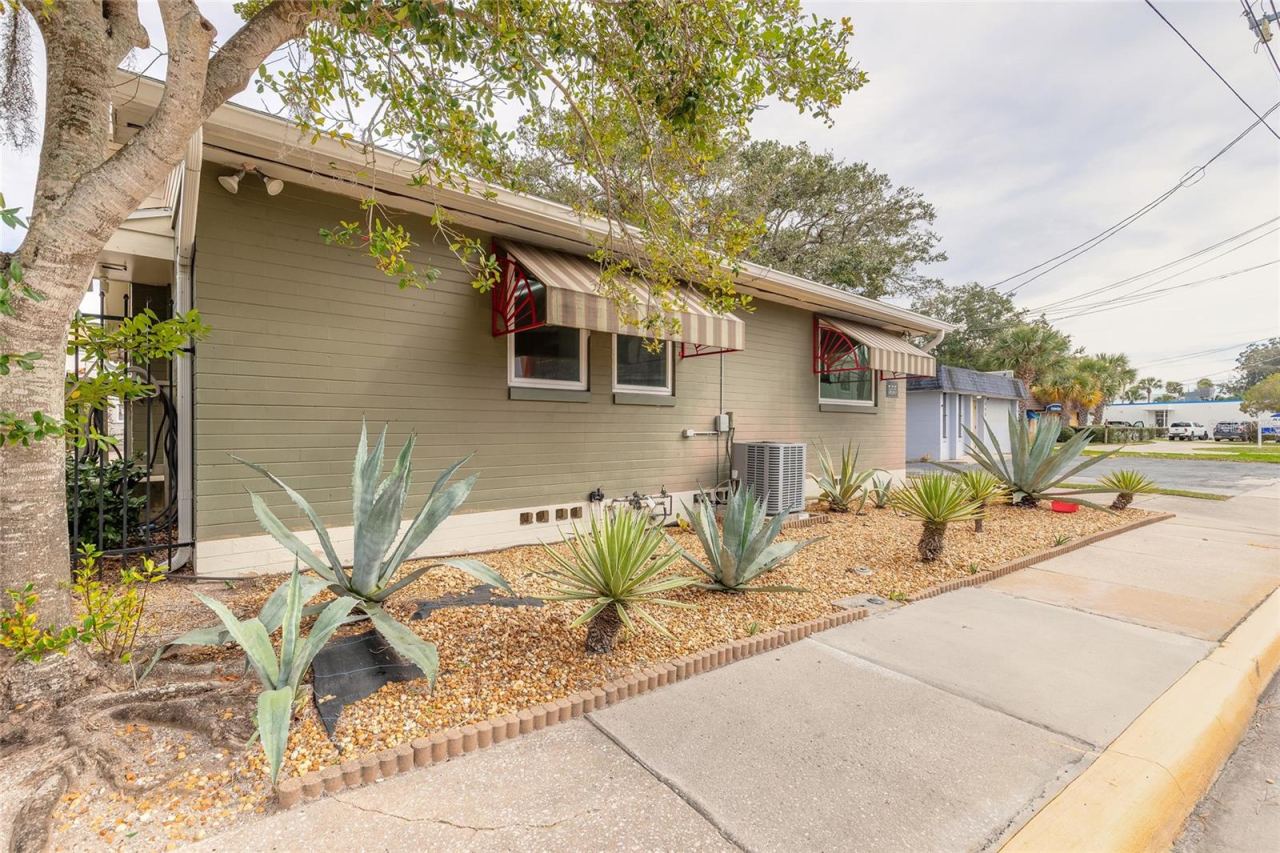 Photo 2 of 555 Ballough Rd, Daytona Beach, FL 32114