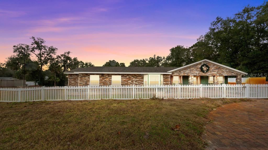 Photo 3 of 746 W Washington Ave W, Lake Helen, FL 32744