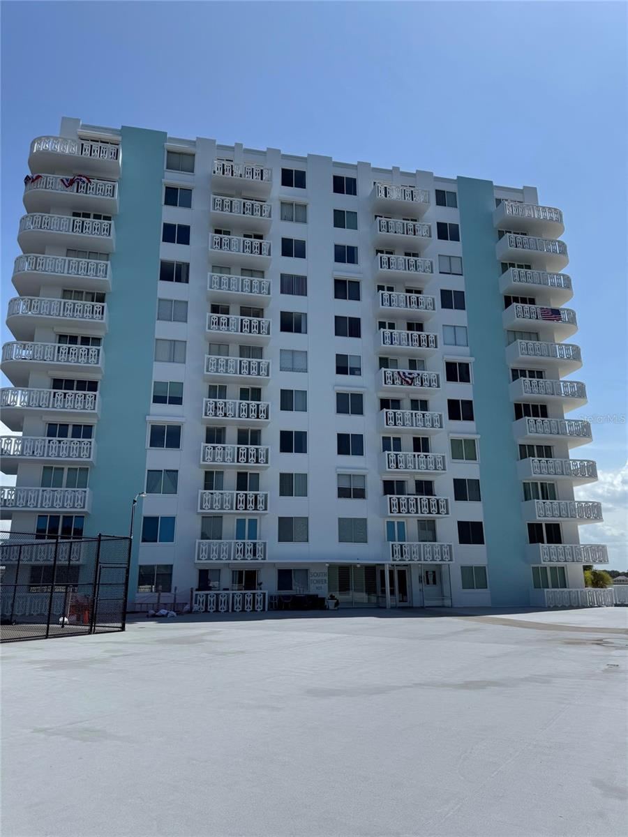 Photo 2 of 925 N Halifax Ave #102, Daytona Beach, FL 32118