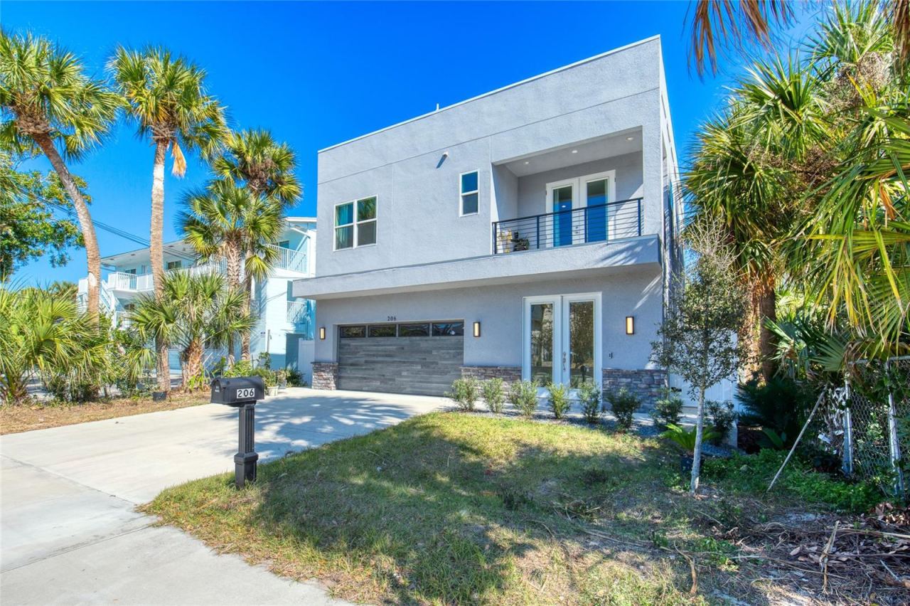 Photo 3 of 206 N Halifax Ave, Daytona Beach, FL 32118