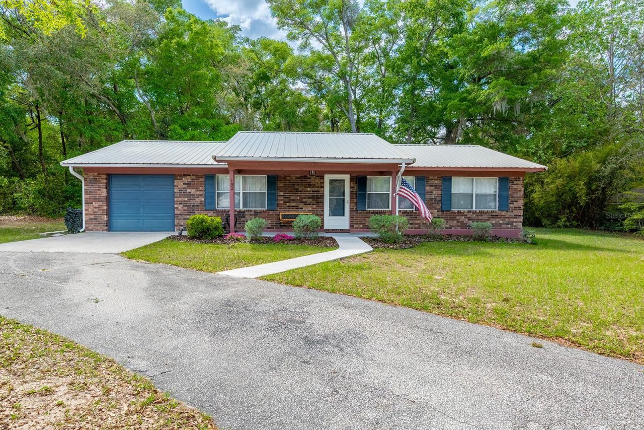 Photo 3 of 102 Swans Nest Cir, Melrose, FL 32666