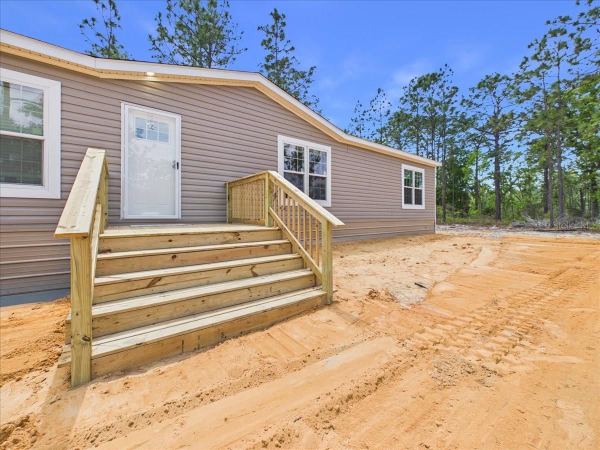 Photo 2 of 137 Beulah Dr, Hawthorne, FL 32640