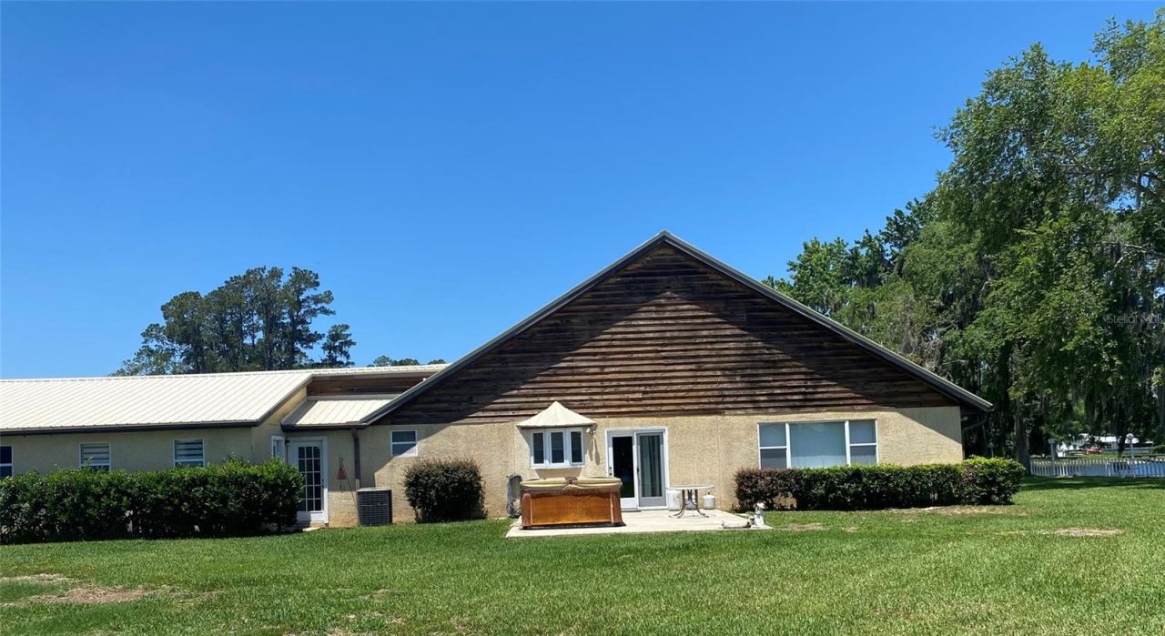 Photo 3 of 229 Lake Ida Point Dr, Interlachen, FL 32148