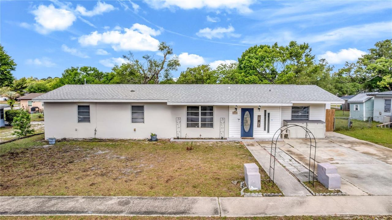 Photo 2 of 1020 Cobblestone Ave, Deltona, FL 32725